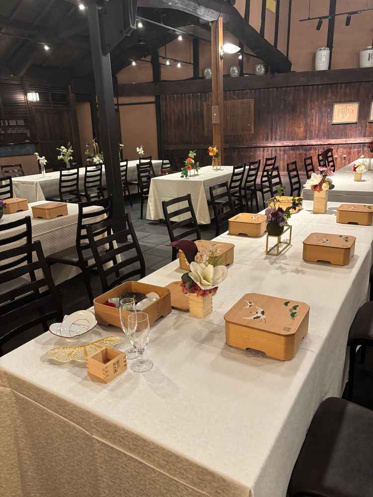 大ホールの写真です。こちらは11/19ですがテーブルセッティングもしてありました。