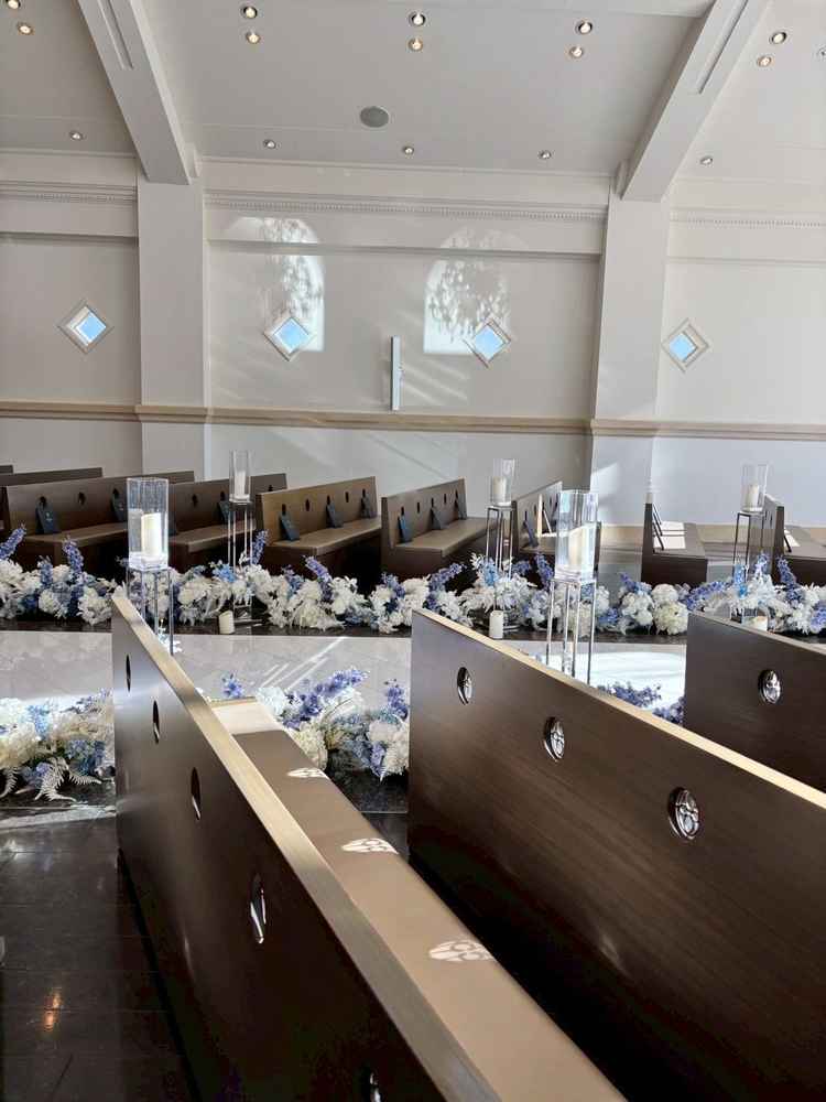 チャペル内、シンプルながら洗練された挙式場