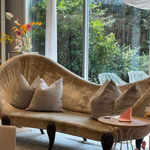 ひとつ目の披露宴会場。明るい雰囲気で中庭がお洒落です。