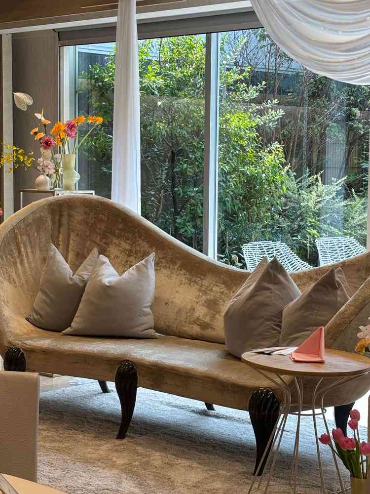 ひとつ目の披露宴会場。明るい雰囲気で中庭がお洒落です。