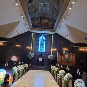 チャペル内の写真です。シックでステンドグラスが綺麗です。