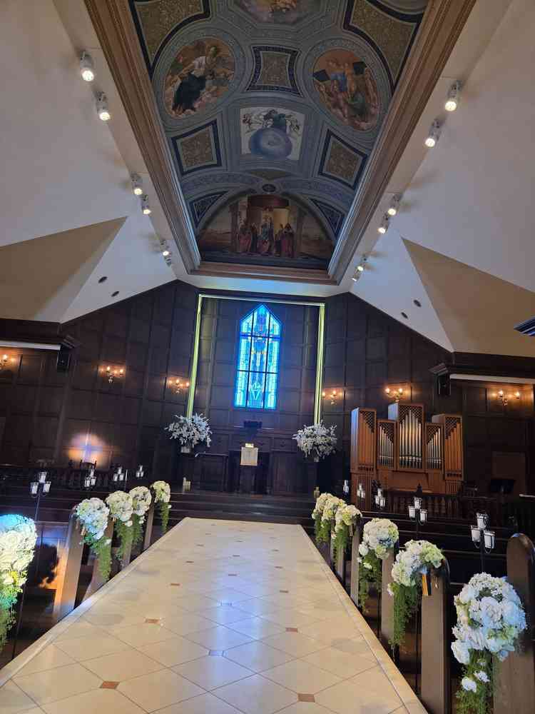 チャペル内の写真です。シックでステンドグラスが綺麗です。