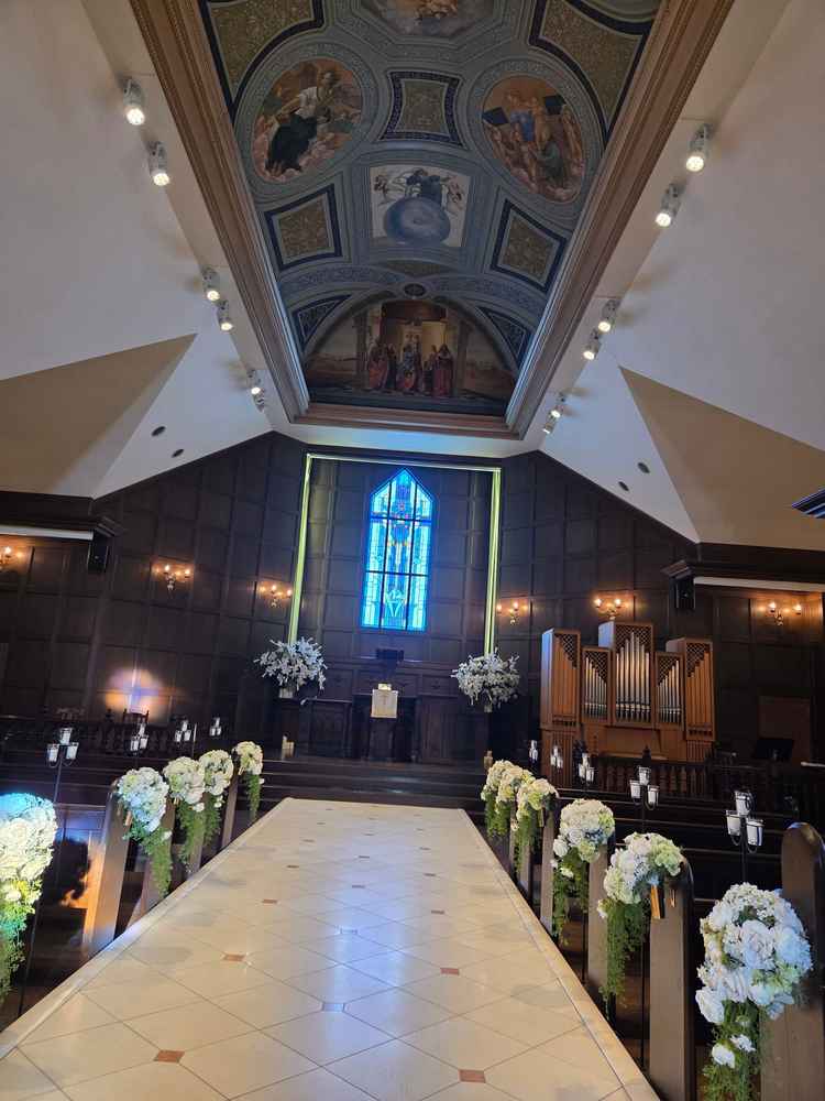 チャペル内の写真です。シックでステンドグラスが綺麗です。