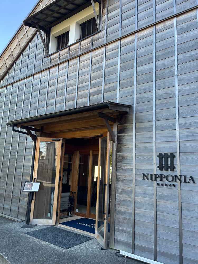 昔からある蔵をリノベーションした建物　とても雰囲気があり素敵なエントランス