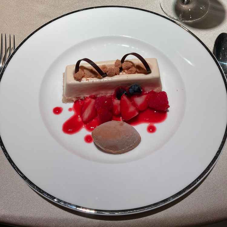 デザートです。アイスが苦味があって美味しかったです。