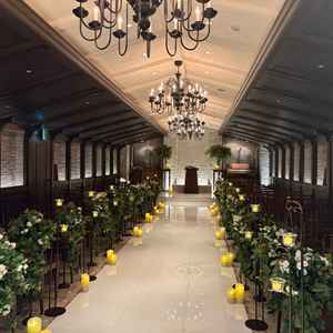 8階のチャペルです。水の流れる音が気持ちよく、大人っぽいシックなチャペルでした。