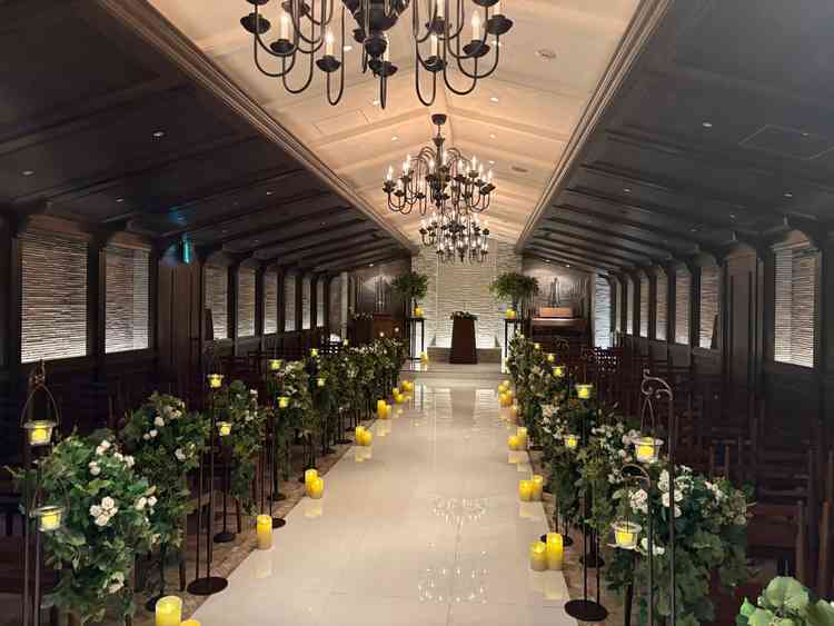 8階のチャペルです。水の流れる音が気持ちよく、大人っぽいシックなチャペルでした。