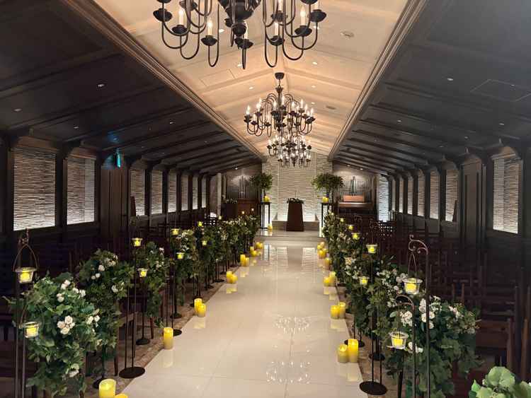 8階のチャペルです。水の流れる音が気持ちよく、大人っぽいシックなチャペルでした。