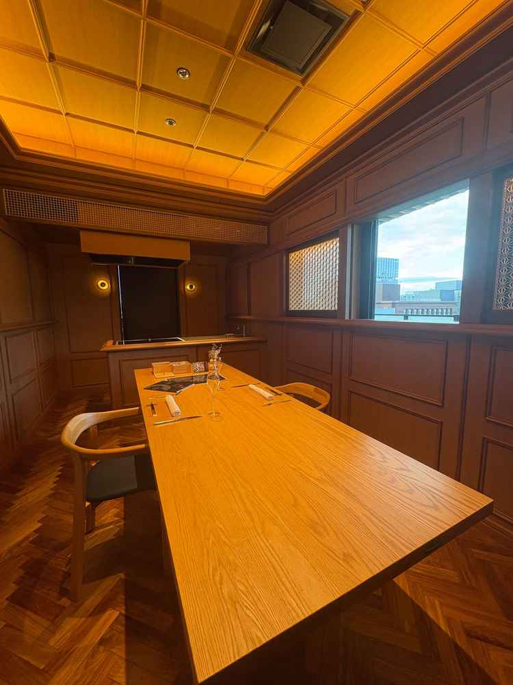 窓際に組子があしらわれている素敵な待合室。七つ星を彷彿とさせるラグジュアリーな空間でした。