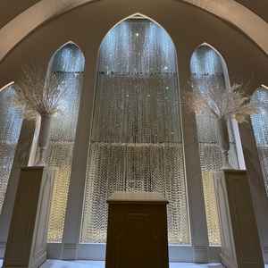 純白のチャペル。通路が狭めなのが特徴。ゲストとの距離を近くで感じることができる。