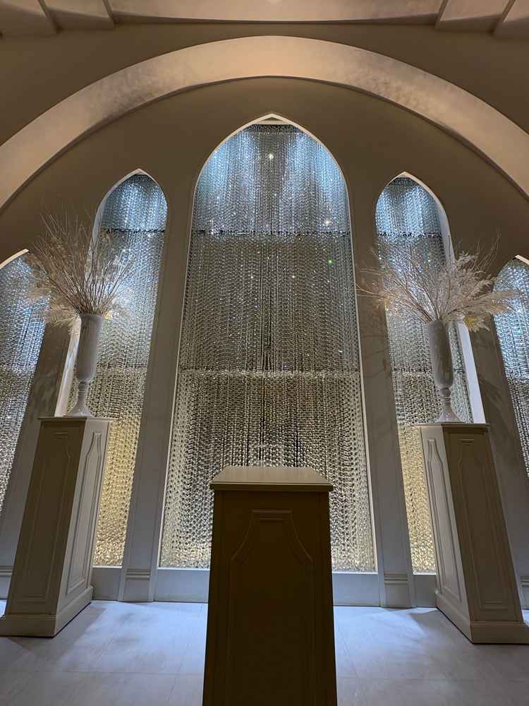 純白のチャペル。通路が狭めなのが特徴。ゲストとの距離を近くで感じることができる。