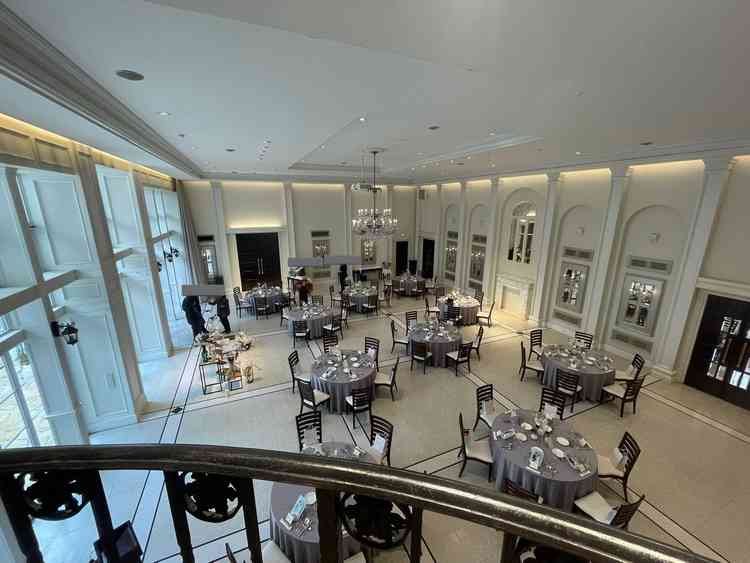 天井が高くて窓の大きい素敵な披露宴会場。