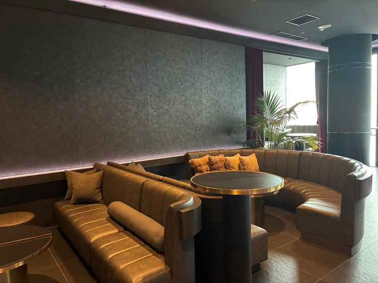 ゲストの控室です。スピーカーはかなり高級なものが設置してあり、待ち時間も楽しんでいただけそうです。