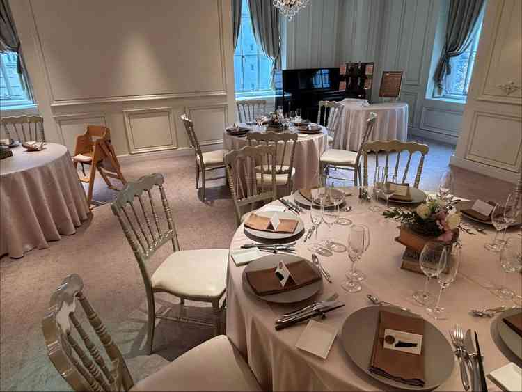 披露宴会場の一角。奥にはクラフトビールのサーバーが設置されており、オプションで利用可能。