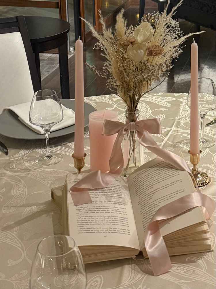 アンティークブックとリボンの組み合わせが見たことがなくおしゃれだった。