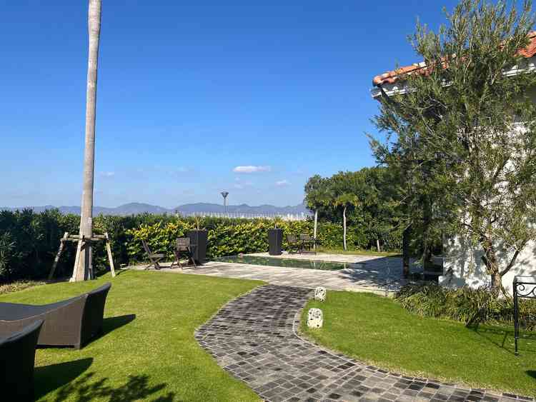 チャペルから披露宴会場への移動経路もリゾート感溢れていました！