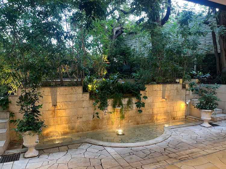 披露宴会場横にあるガーデンです。水の音も聞こえ、木のおかげで周りの建物も見えず、自然が感じられます。