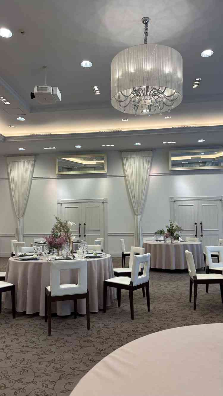 白を基調とした雰囲気で、花やクロスにより変化つけられる。