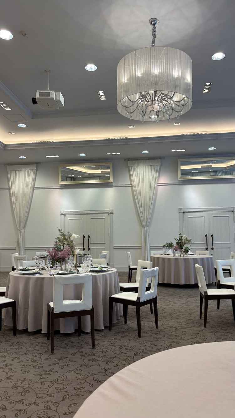 白を基調とした雰囲気で、花やクロスにより変化つけられる。