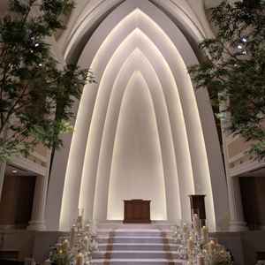 優しい白基調で、25ｍの長いバージンロードと階段がありドレスの裾まで美しく見せられるところが魅力的。