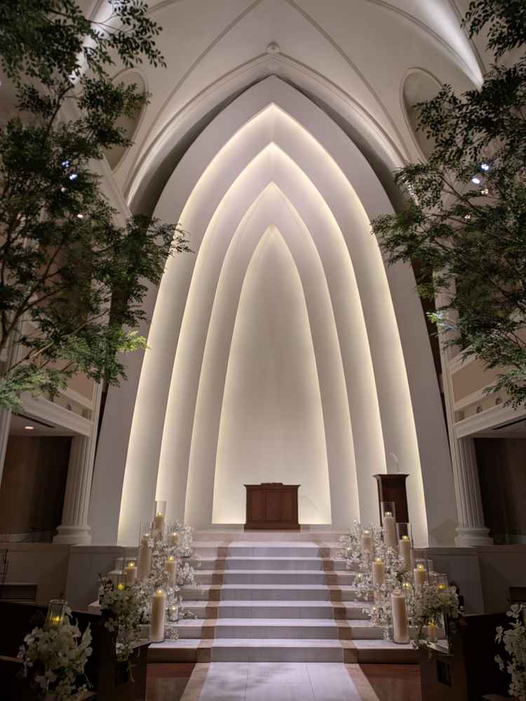 優しい白基調で、25ｍの長いバージンロードと階段がありドレスの裾まで美しく見せられるところが魅力的。