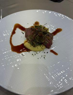 試食したメイン料理。オリーブ肉を使い、ソースも2種類で美味でした。