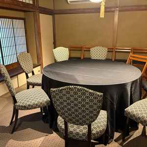 親族向け待合室向かいに同じ大きさの場所があり、区切る事ができる