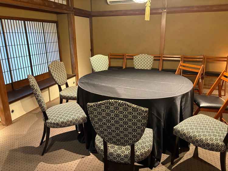 親族向け待合室向かいに同じ大きさの場所があり、区切る事ができる