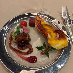 コース料理の試食。伊勢海老に白味噌を使用した和風のソースをかけてグリルした品が特に美味しかったです。