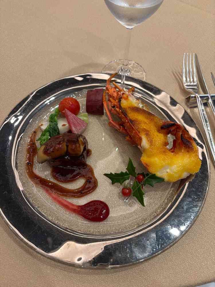 コース料理の試食。伊勢海老に白味噌を使用した和風のソースをかけてグリルした品が特に美味しかったです。