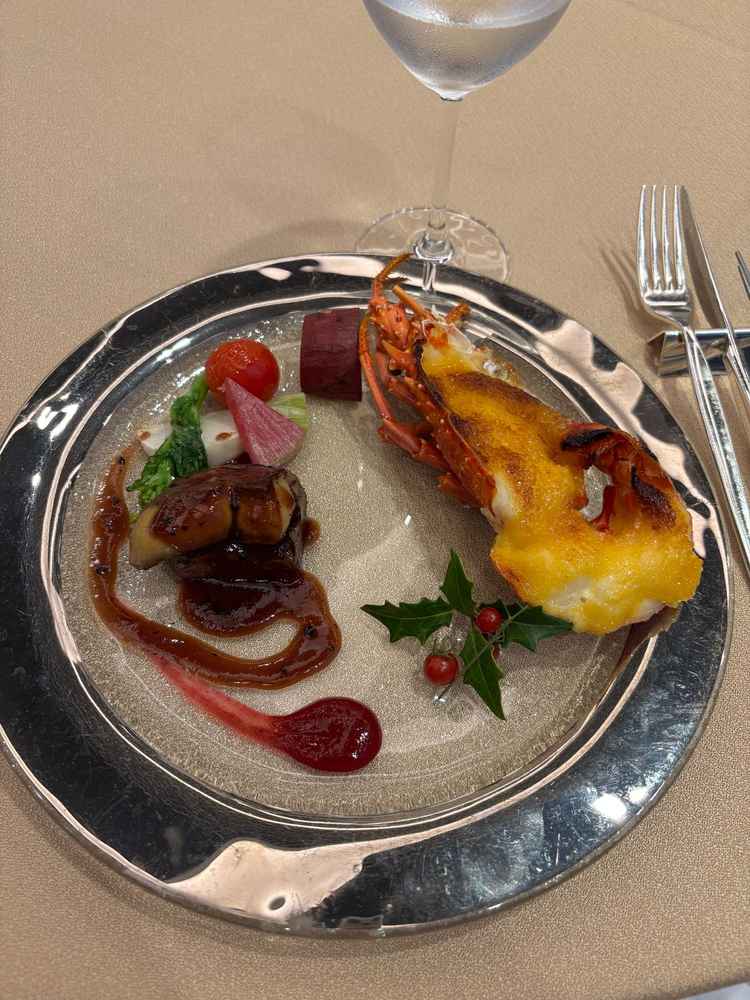 コース料理の試食。伊勢海老に白味噌を使用した和風のソースをかけてグリルした品が特に美味しかったです。