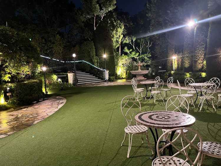 フランス館のガーデン。広々としており噴水もある。