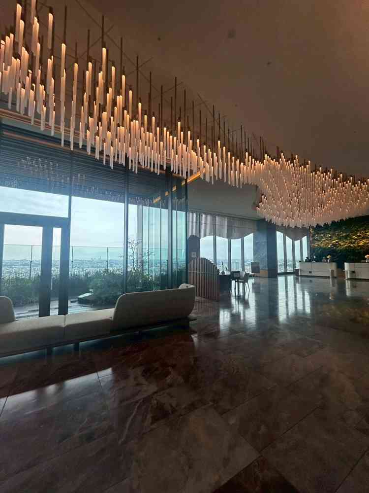 天井のデザイン性が高く、フォトウェディングを撮る場所が多数存在。