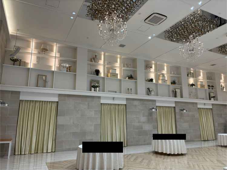 披露宴会場全体の写真。周りの装飾や白基調で明るい会場が綺麗でした。