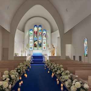 青の絨毯が印象的なチャペル。非常に開放感があり、声や拍手が反響され、当日は素敵な空間になりそう。