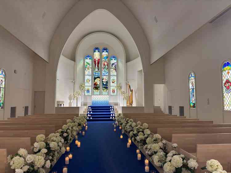 青の絨毯が印象的なチャペル。非常に開放感があり、声や拍手が反響され、当日は素敵な空間になりそう。