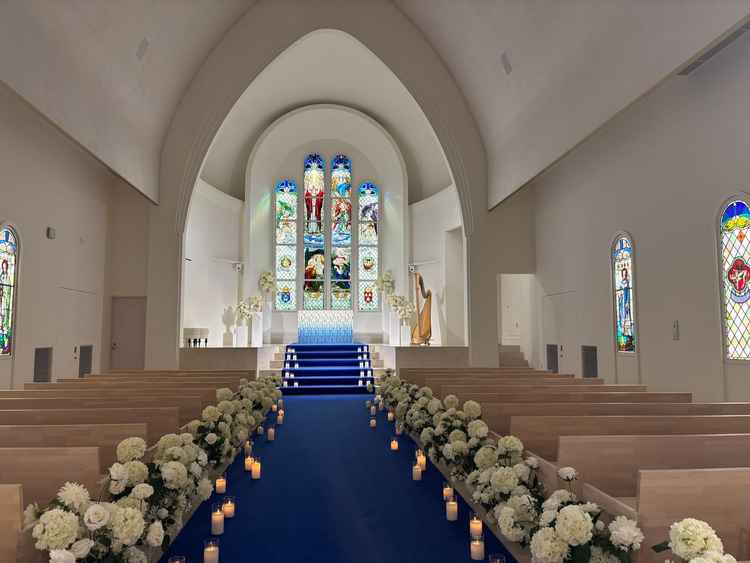 青の絨毯が印象的なチャペル。非常に開放感があり、声や拍手が反響され、当日は素敵な空間になりそう。