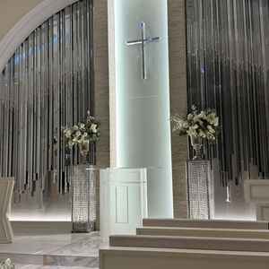 白色の綺麗なチャペルでどんなドレスを着ても映えそうでした。