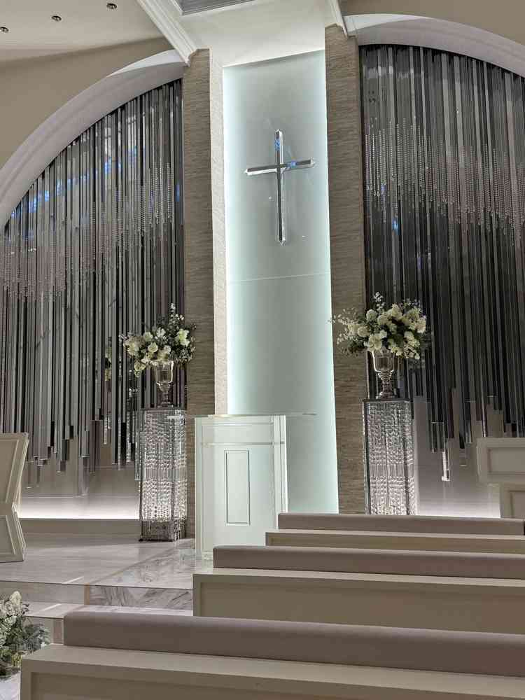 白色の綺麗なチャペルでどんなドレスを着ても映えそうでした。