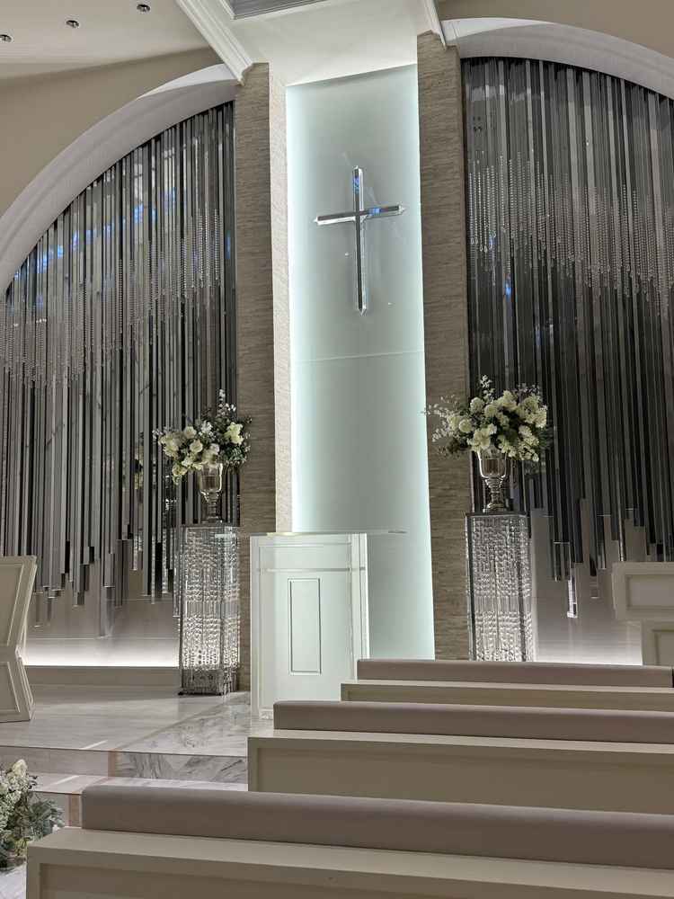 白色の綺麗なチャペルでどんなドレスを着ても映えそうでした。