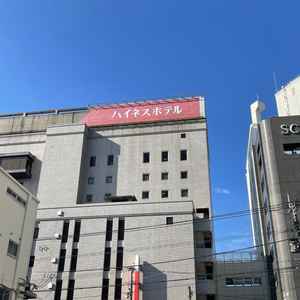 提携駐車場から歩いてみたホテルの写真です。