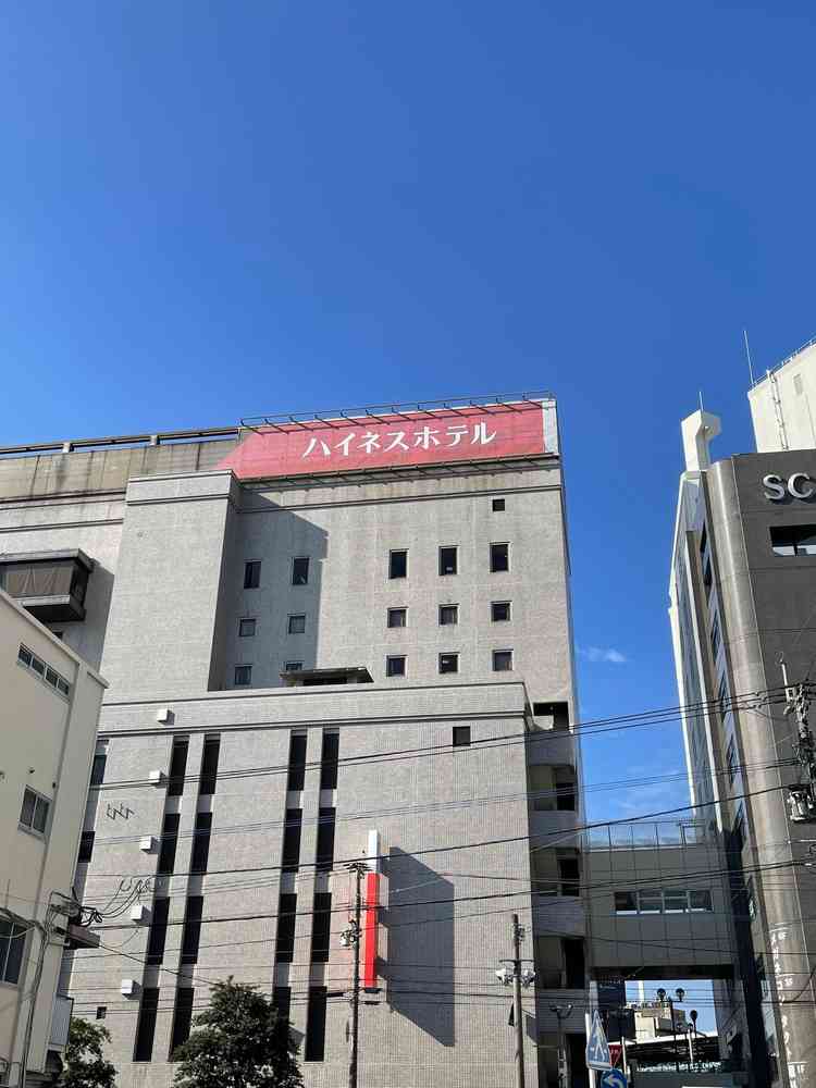 提携駐車場から歩いてみたホテルの写真です。