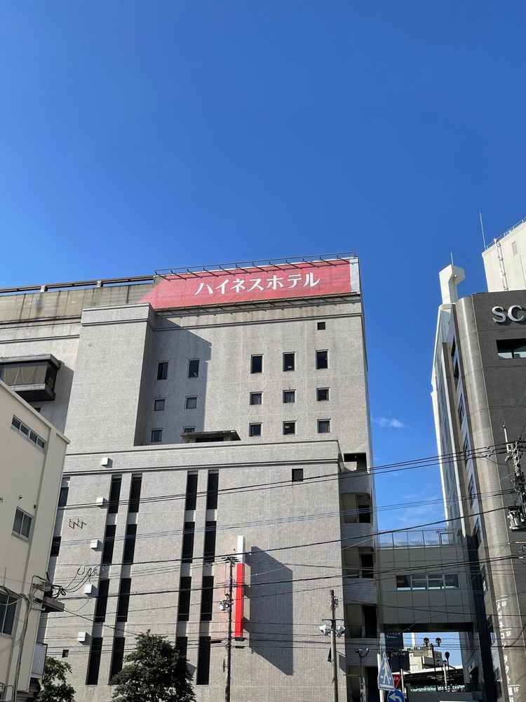 提携駐車場から歩いてみたホテルの写真です。