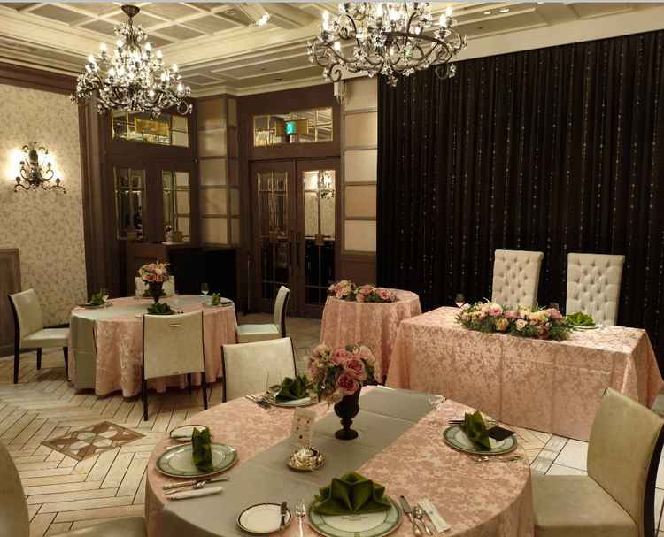 こちらは40名程度入る披露宴会場でした。スワロフスキーのシャンデリアが桜の形でかわいいです。