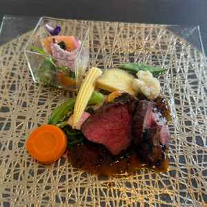 試食会のお料理です。本番のお料理とは違うそうですが、お肉がとても美味しかったです。
