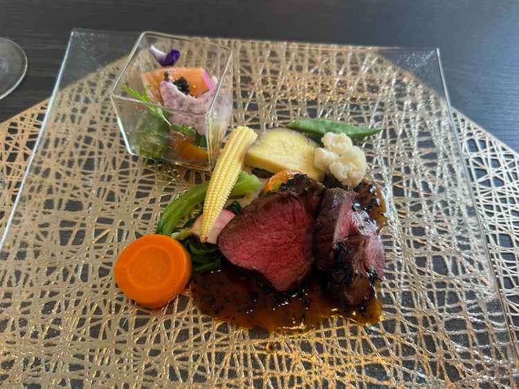 試食会のお料理です。本番のお料理とは違うそうですが、お肉がとても美味しかったです。