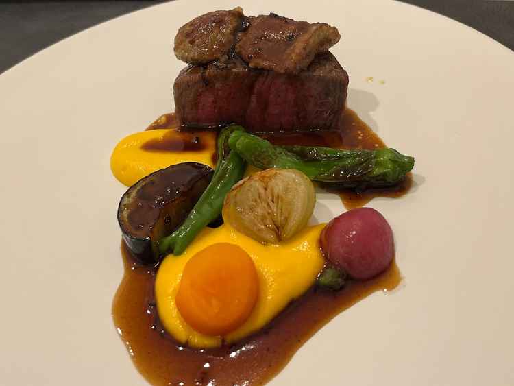 お料理をアップに撮影した写真。肉厚な牛肉にフォアグラの乗ったお料理は高級感があり、美味しかったです。
