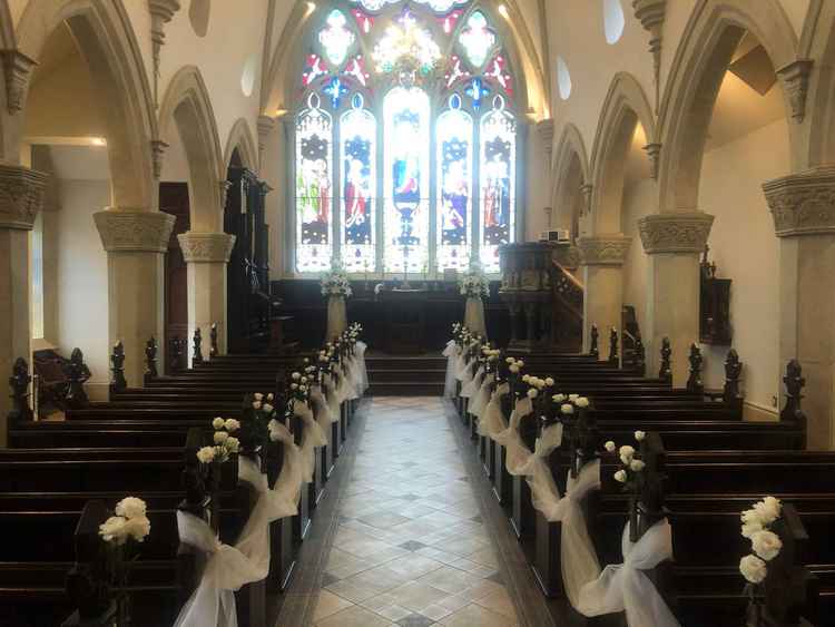 大聖堂の大きなステンドグラス