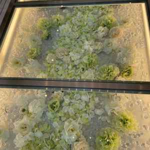 バージンロードの下にあるフラワーがとても綺麗でした。