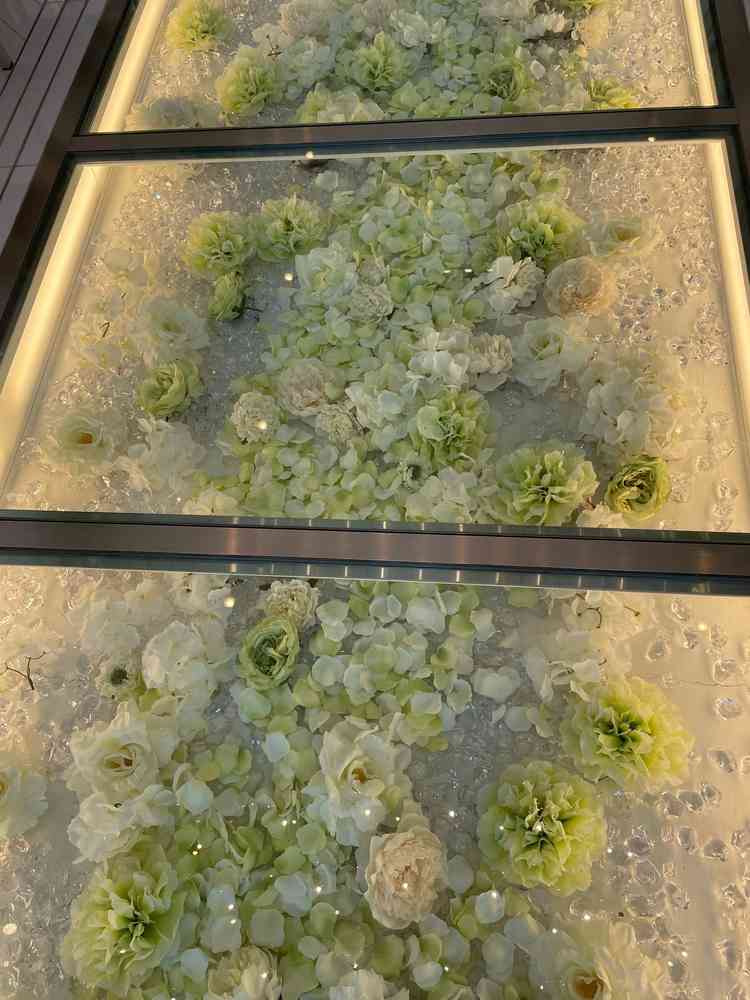 バージンロードの下にあるフラワーがとても綺麗でした。